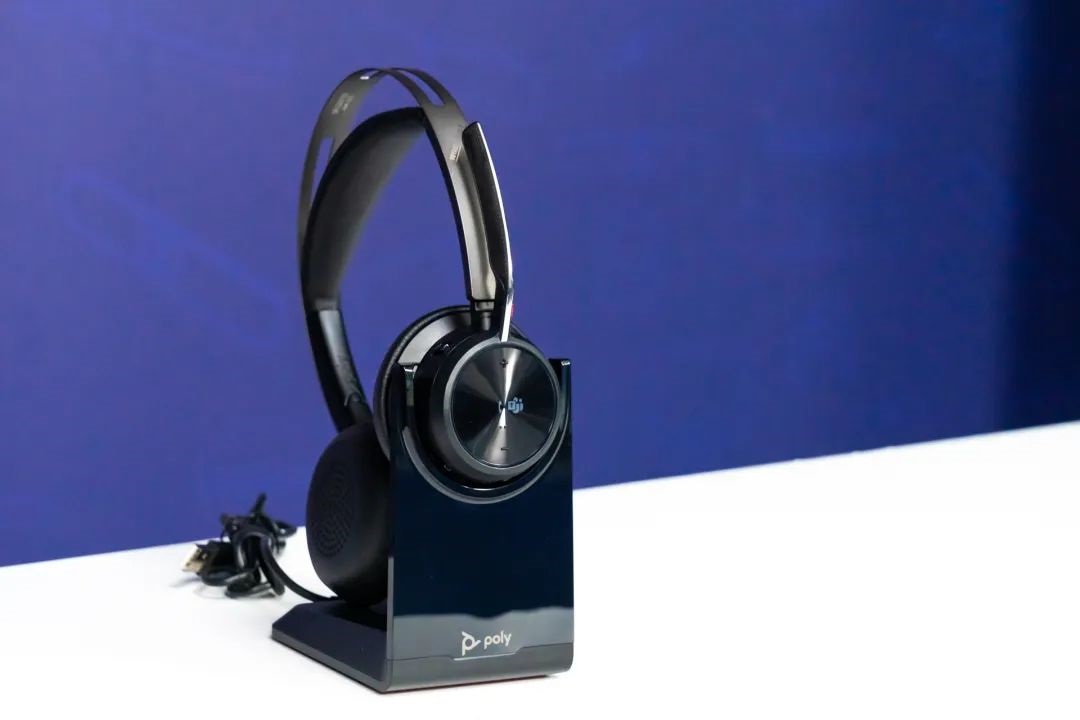 voyager focus 2耳机产品.jpg